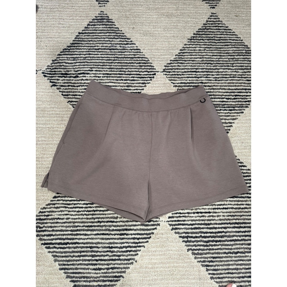 NWT Nike 24.7 ImpossiblySoft Dri-FIT Mid Rise Shorts Women's XL Taupe Mauve $70